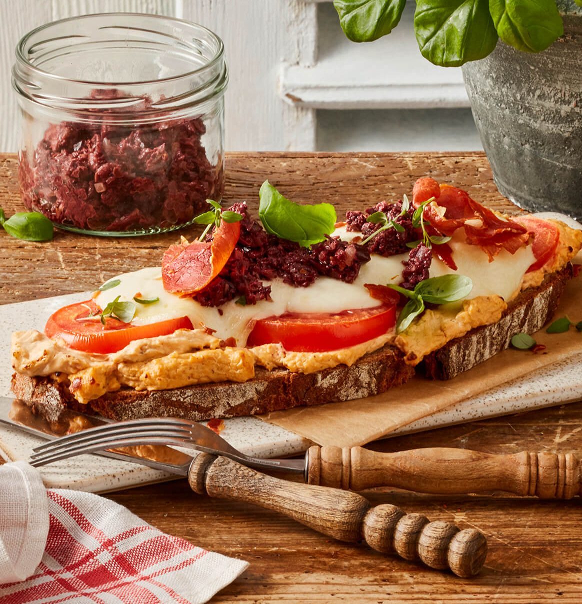 Knuspriges Bauernbrot mit Pesto und Serrano-Chips - miree