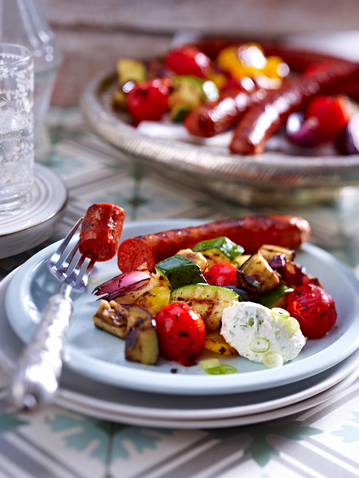 Scharfe Bratwurst mit lauwarmen Gemüsesalat - miree