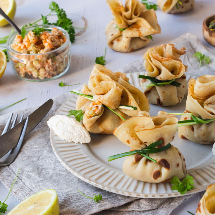 Gefüllte Mini-Pfannkuchen-Päckchen mit Lachs und miree mit frischem ...